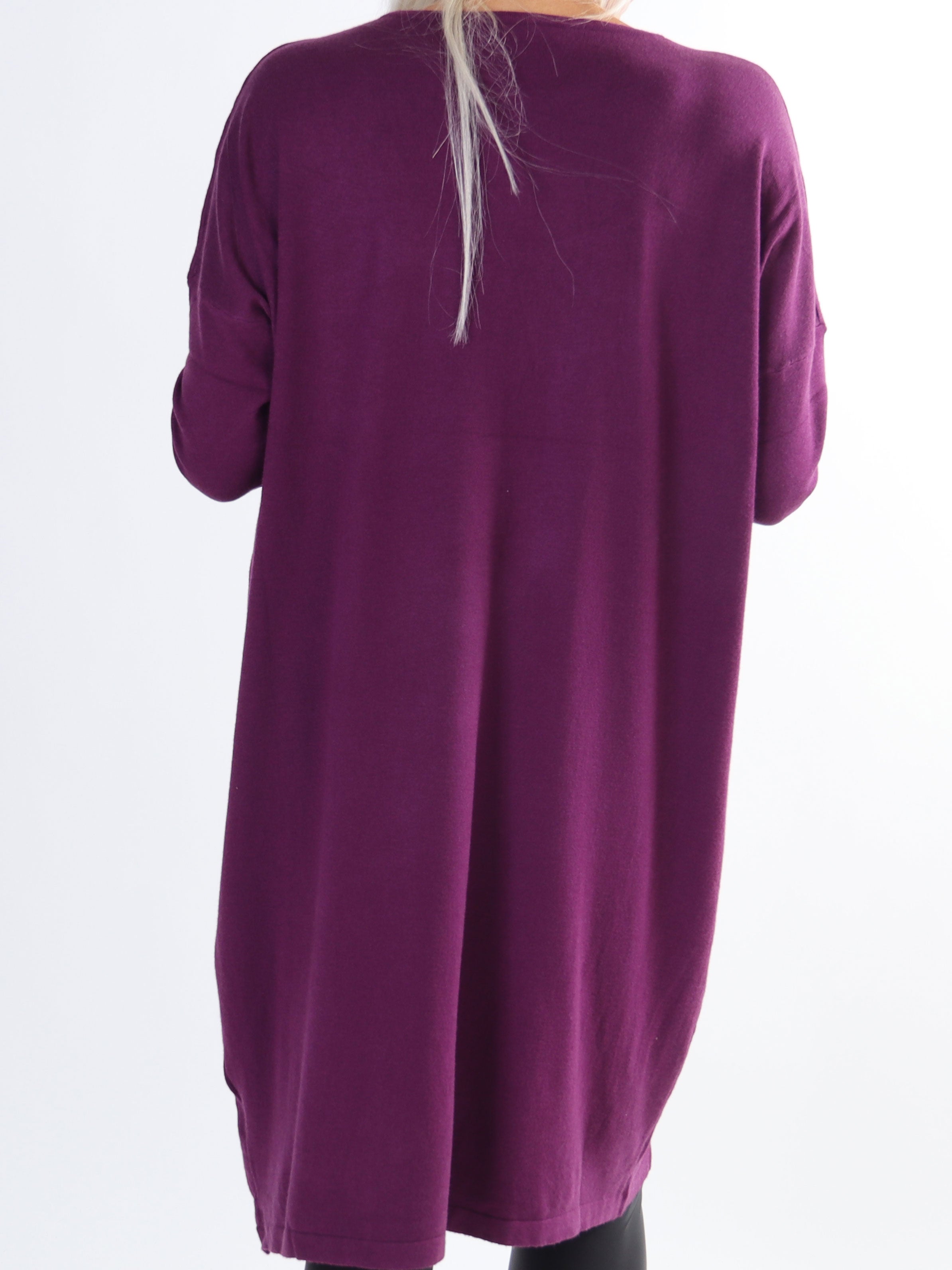 Yasha - Blød plus size strikkjole i strækbart stof pyntet med similisten